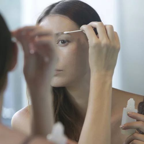 Φτιάξε εύκολα ένα serum για πιο πυκνά φρύδια