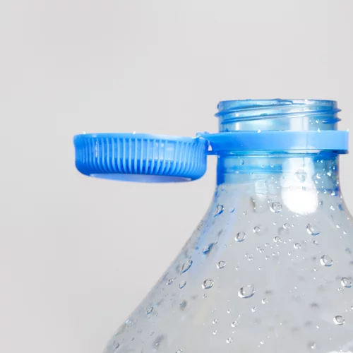 Εκνευρίζουν και σένα τα νέα καπάκια στα μπουκάλια; Τι να κάνεις