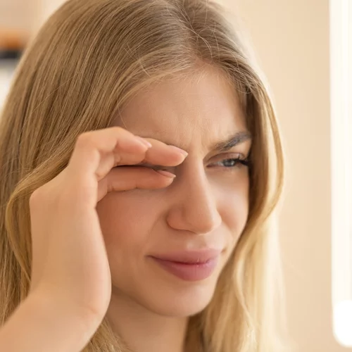 Πρησμένα μάτια; Το εντελώς ανέξοδο beauty tip που πραγματικά δουλεύει