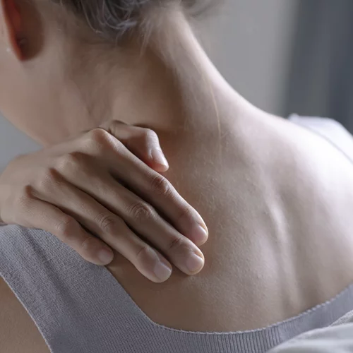 Πώς να διορθώσεις την κύφωση του αυχένα ενώ κοιμάσαι