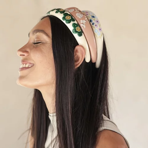 Το οικονομικό αξεσουάρ που εντάσσουν στις εμφανίσεις τους οι πιο chic fashionistas