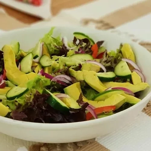 Γρήγορο γεύμα για το γραφείο: Εσύ ακόμη να δοκιμάσεις τη viral σαλάτα με τραγανό ρύζι;