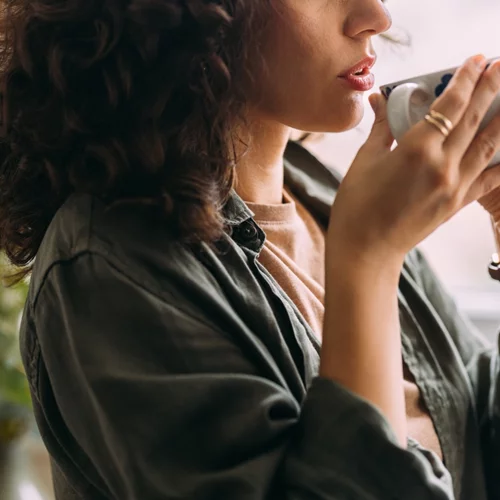 Περισσότερο από τον καφέ: Το ρόφημα που αυξάνει το άγχος