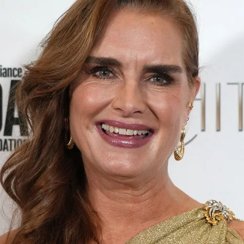 H Brooke Shields μοιράζεται το δικό της tip για το πώς θα έχουμε φανταστικά φρύδια