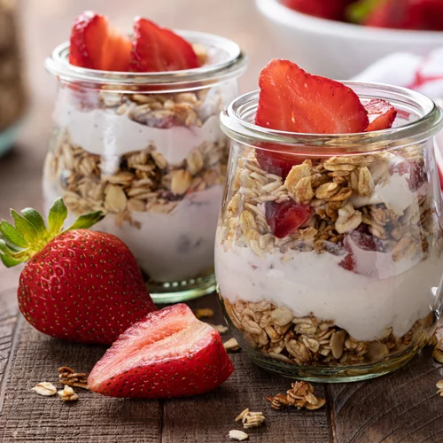 Ετοίμασε το πιο γευστικό πρωινό από το βράδυ: Σοκολατένιο overnight oats με φράουλες