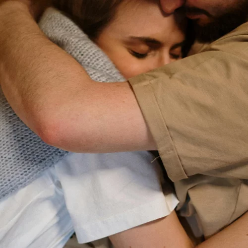 Οξυτοκίνη, το χημικό της αγάπης: Γιατί η αγκαλιά είναι πιο δυνατή από ό,τι νομίζεις