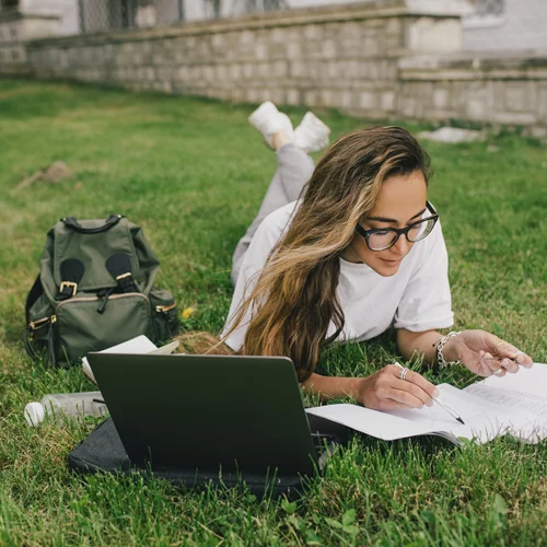 Εξετάσεις και διάβασμα: 10 συμβουλές από τον οφθαλμίατρο για να προστατέψεις τα μάτια σου