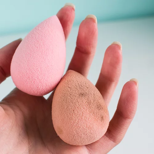 O πιο αποτελεσματικός τρόπος να καθαρίζεις τέλεια το σφουγγαράκι του μέικ απ