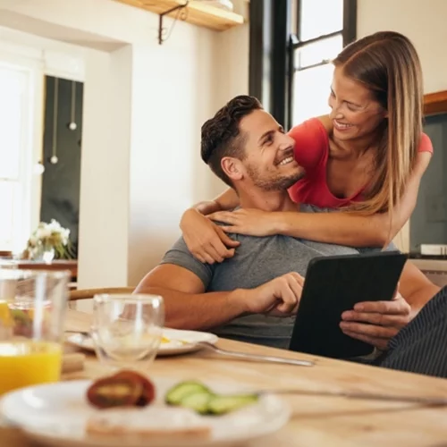 Πώς θα κρατήσεις ζωντανό το πάθος αν συγκατοικείτε