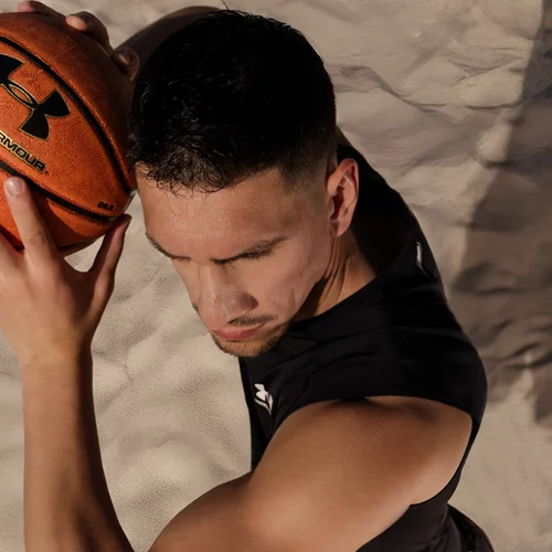 Από την άμμο στο παρκέ: Ο Γιαννούλης Λαρεντζάκης φωτογραφίζεται φέρνοντας πίσω την πρώτη έκδοση HeatGear® - Baselayer της Under Armour