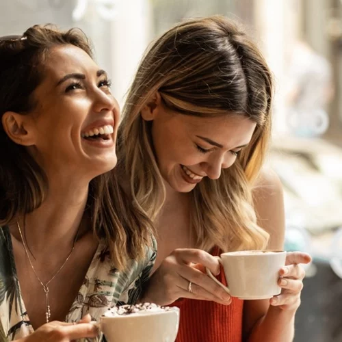 Πόσο πραγματικά ανάγκη έχουμε τις φίλες στη ζωή μας;