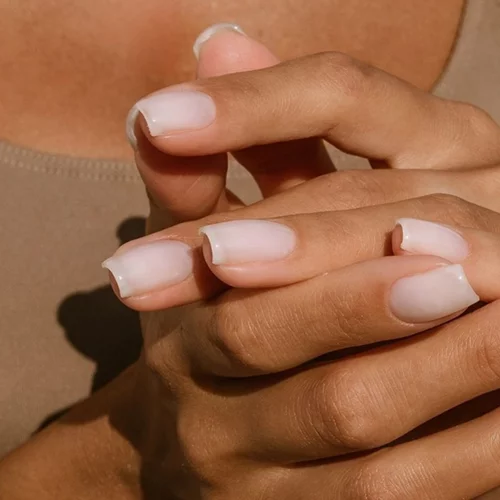 3 αποχρώσεις στο μανικιούρ που ταιριάζουν άψογα με μαυρισμένη επιδερμίδα