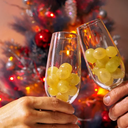 Πρωτοχρονιά: Γιατί πολλοί άνθρωποι τρώνε 12 σταφύλια πριν την αλλαγή του χρόνου;