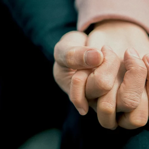 Το να κρατάμε το χέρι του άλλου, μειώνει τον πόνο μας: Πώς η ανθρώπινη επαφή μάς ανακουφίζει;