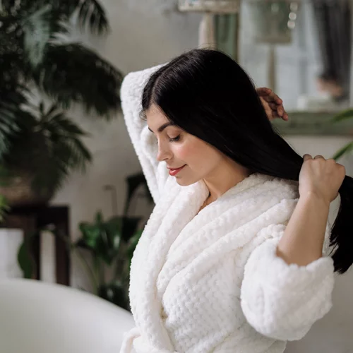 Πώς θα αποκτήσεις δυνατά μακριά μαλλιά: Οι τροφές, η φροντίδα και οι κινήσεις που ξεχνάς