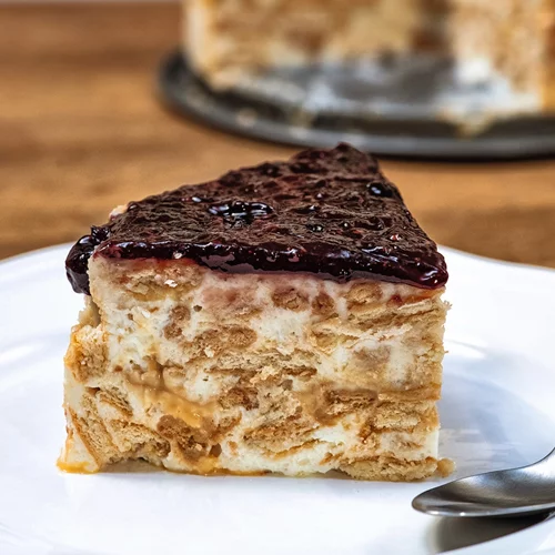 Πασχαλικό επιδόρπιο: Μπισκοτογλυκό ψυγείου με γιαούρτι και μαρμελάδα