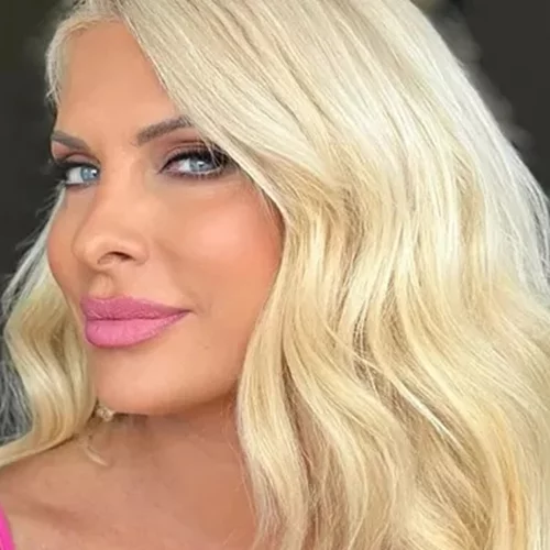 Red wine nails: Οι διάσημες Ελληνίδες που έχουν ήδη υιοθετήσει το πιο hot manicure της σεζόν