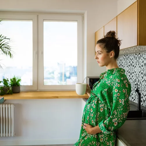 Δύο καφέδες τη μέρα στην εγκυμοσύνη μπορεί να οδηγήσουν στη γέννηση πιο κοντού παιδιού