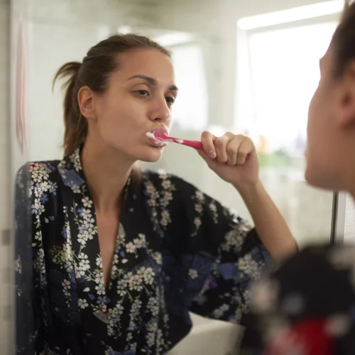 Πόσες φορές την ημέρα βουρτσίζεις τα δόντια σου; Μήπως το παρακάνεις;