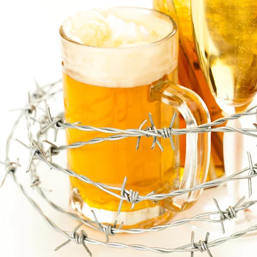 Ποτό ή μπίρα: Ποιο είναι το χειρότερο στη ζέστη;