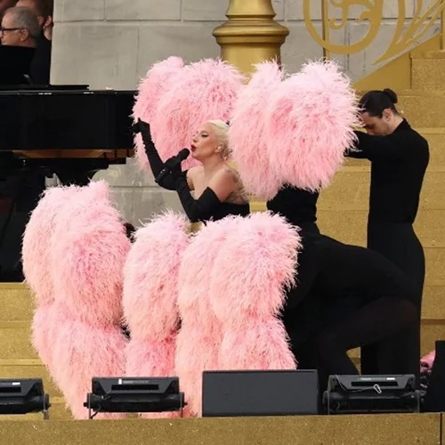 Ολυμπιακοί Αγώνες 2024 | Η Lady Gaga σε μία κινηματογραφική εμφάνιση στις όχθες του Σηκουάνα