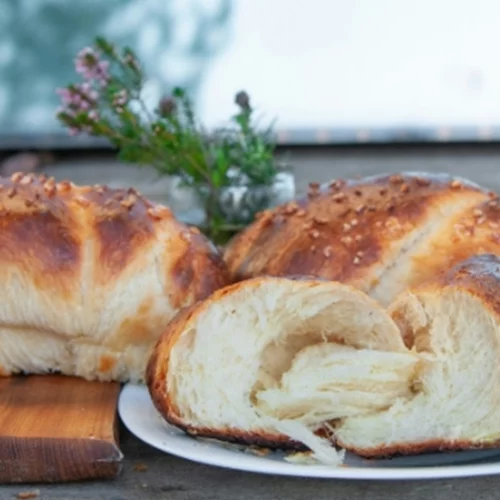 Αφράτα τσουρεκάκια χωρίς μίξερ & χωρίς ζάχαρη – Η φανταστικά εύκολη συνταγή