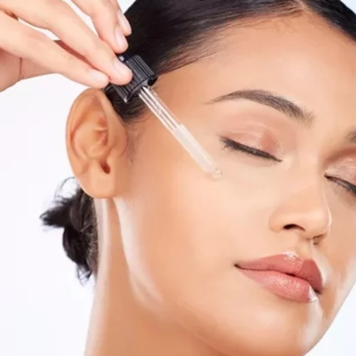 Goodbye Wrinkles: Οι καλύτεροι οροί προσώπου με ρετινόλη και υαλουρονικό οξύ