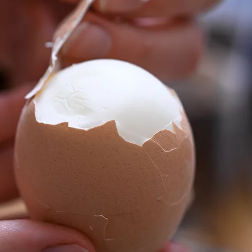 Βραστό αυγό: Γιατί είναι δύσκολο να το ξεφλουδίσουμε - Και πώς θα το κάνεις πιο εύκολο;