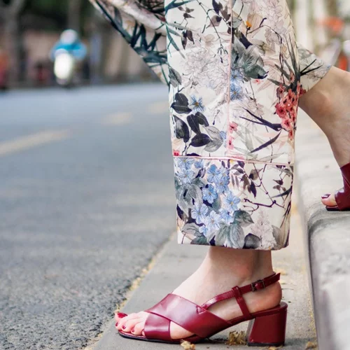 Τα χρώματα νυχιών που θα απογειώσουν τα σανδάλια, τα πέδιλα και τα mules σου φέτος