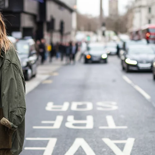 Πιο λεπτή και πιο ψηλή μέσα σε λίγα λεπτά: Μία Youtuber μας δείχνει τους τρόπους