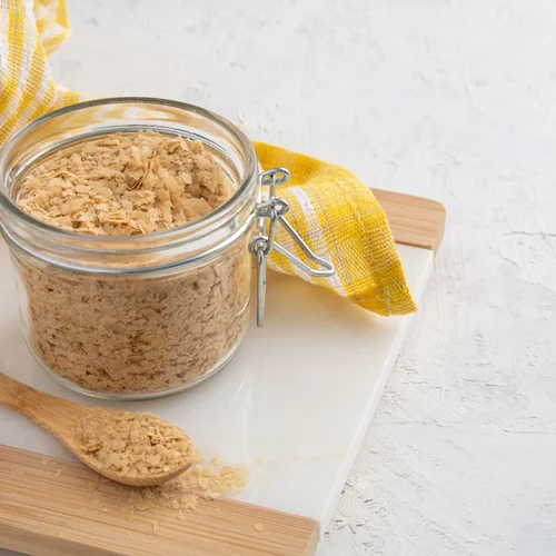 Πώς να φάω τη διατροφική μαγιά; 5 τρόποι να χρησιμοποιήσεις το "τυρί" των vegan