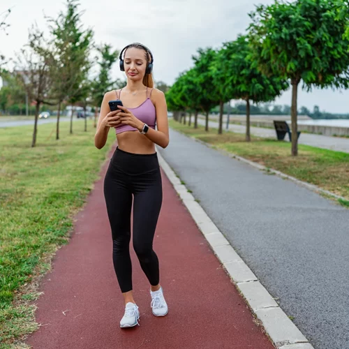 6 λόγοι που το περπάτημα κάνει καλό μετά το φαγητό