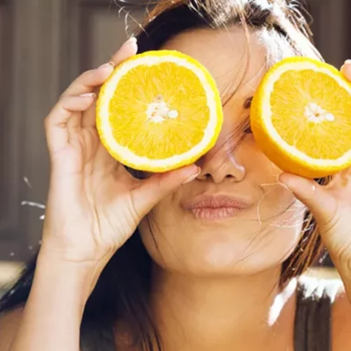 Kρέμες με Βιταμίνη C: Ποια ώρα της ημέρας είναι καλύτερο να τις εφαρμόζεις;