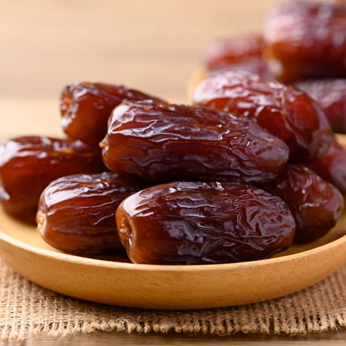 Χουρμάδες vs δαμάσκηνα: Ποιο είναι τελικά καλύτερο για τη δυσκοιλιότητα;