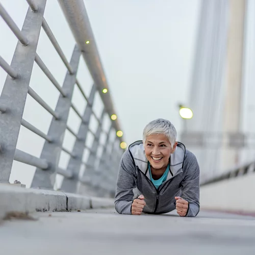 Μετά τα 50: Κάψε το επίμονο λίπος με 3 ασκήσεις