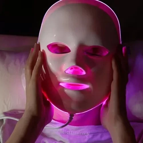 4 πολύ καλοί λόγοι για να επενδύσεις σε μια μάσκα LED για το πρόσωπό σου