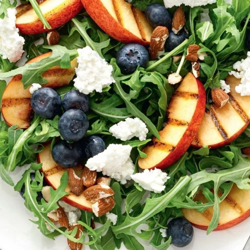 Πράσινη σαλάτα με ροδάκινο και διατροφική μαγιά