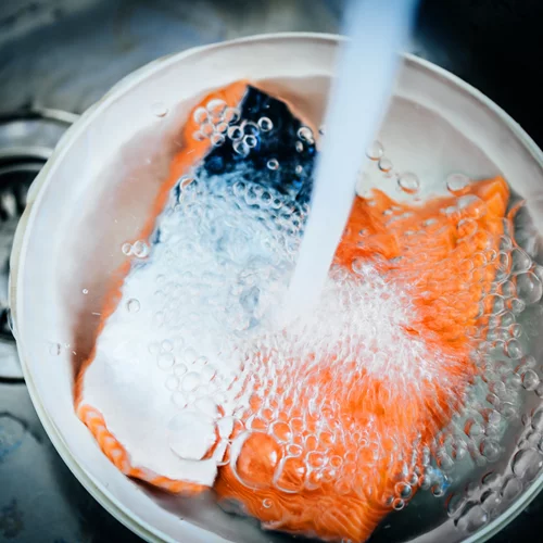 Πρέπει να πλένεις τον σολομό πριν τον μαγειρέψεις;