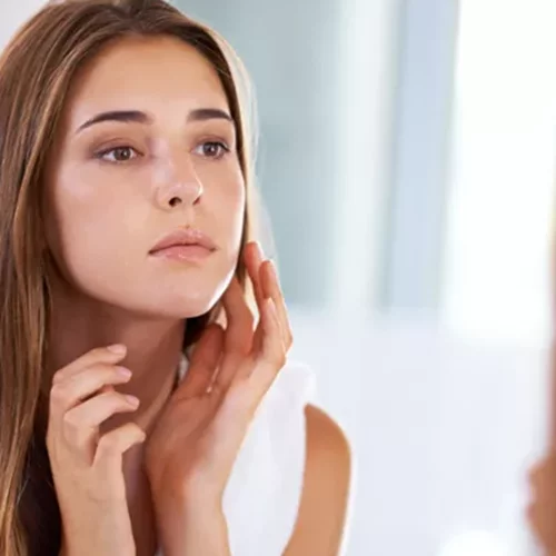 Πώς θα εντάξεις το σαλικυλικό οξύ στην skincare ρουτίνα σου ώστε να απαλλαγείς από τα ενοχλητικά σπυράκια