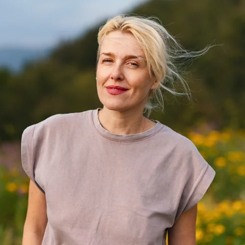 Τα ανοιξιάτικα χρώματα κραγιόν που κολακεύουν τις γυναίκες άνω των 50