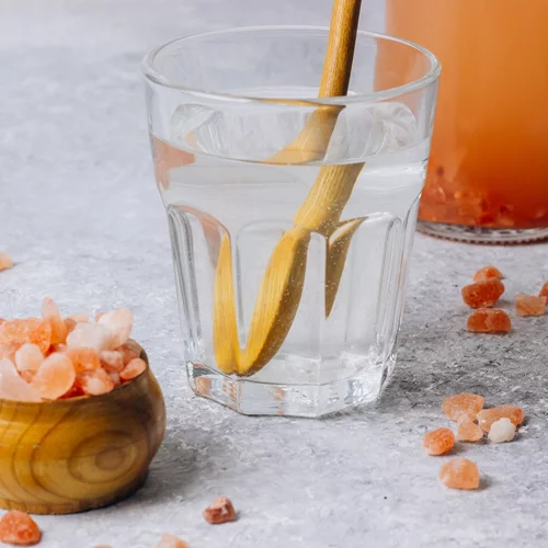 Solé water: Το αλάτι στο νερό όντως ενυδατώνει; Πότε είναι επικίνδυνο