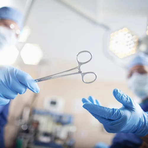 "Πράσινα χειρουργεία" στην Ελλάδα: Ο Όμιλος Ιατρικού Αθηνών θα μειώσει τις εκπομπές αναισθητικών αερίων έως 60%