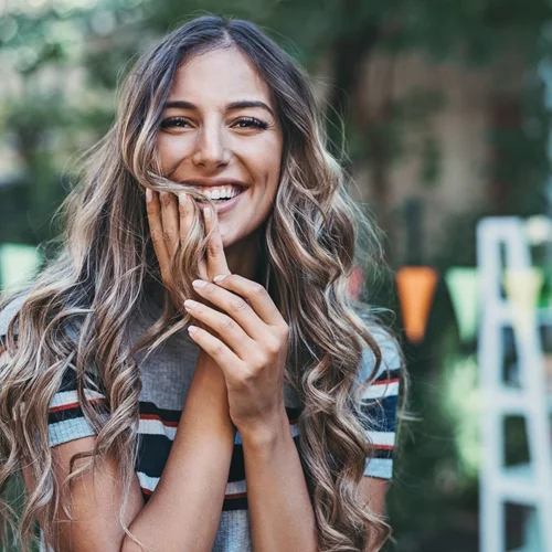 "Μη λούζεστε με σαμπουάν και κοντίσιονερ": Η νέα τάση στο TikTok προβληματίζει - τι λένε οι ειδικοί
