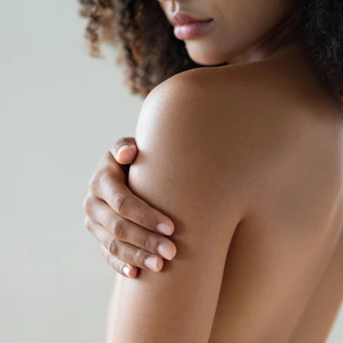 Ευαίσθητη επιδερμίδα, με τάση ατοπίας; Τα προϊόντα που χρειάζεσαι asap