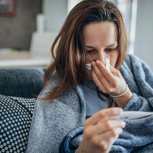 Μπορεί το κρύο να σε αρρωστήσει; Τι λέει πραγματικά η επιστήμη