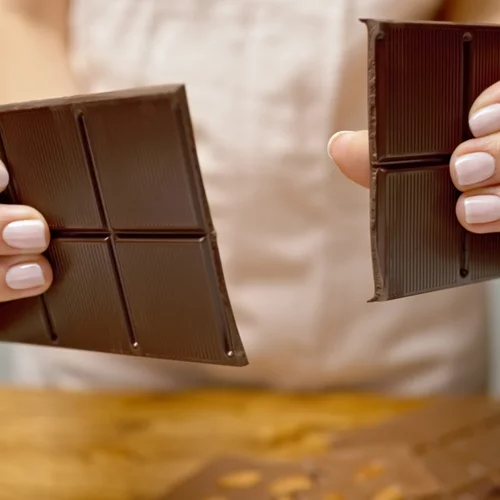 Σοκολάτα υγείας vs γάλακτος: Τα οφέλη, ποια να προτιμήσουμε και πόσο συχνά μπορούμε να τρώμε