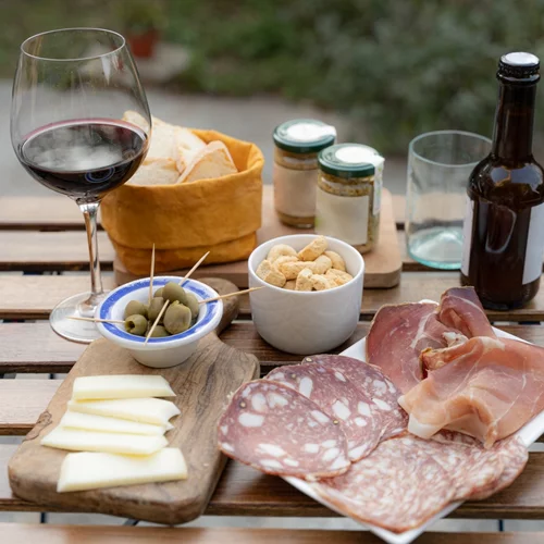 Aperitivo time: Πώς να απολαμβάνεις ποτό και σνακ χωρίς να χαλάς τη διατροφή σου