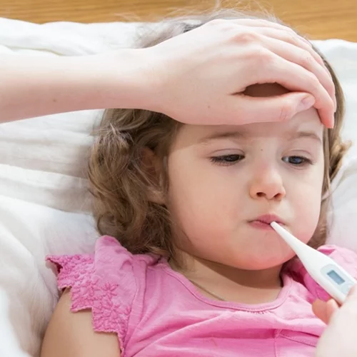 Τι είναι ο στρεπτόκοκκος, ποια τα συμπτώματα και τι να γνωρίζουν οι γονείς