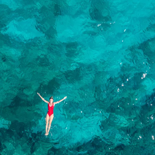 9 συμβουλές για ασφάλεια στη θάλασσα (επειδή μπορεί να μην βρεις μπροστά σου μια πλαστική μπάλα*)
