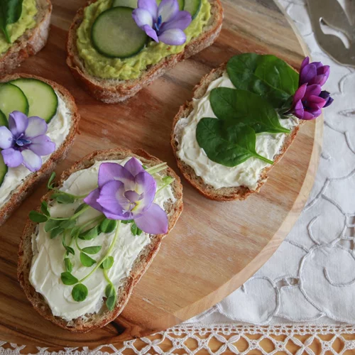 It's a vibe! H νέα σικ τάση που θα απογειώσει τη διατροφή σου είναι τα βρώσιμα λουλούδια